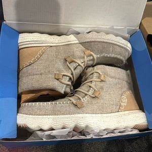 HEY DUDE WOMENS REYES ANKLE BOOTS